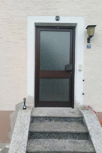 Vorher-Nachher: Austausch einer alten Haustür gegen eine hochwertige Inotherm-Haustür. Die neue Aluminium-Haustür überzeugt durch modernes Design, ausgezeichnete Wärmedämmung, hohe Einbruchsicherheit und fachgerechte Montage. Professionelle Haustürsanierung für mehr Energieeffizienz und Wohnkomfort.