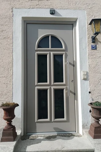Vorher-Nachher: Austausch einer alten Haustür gegen eine hochwertige Inotherm-Haustür. Die neue Aluminium-Haustür überzeugt durch modernes Design, ausgezeichnete Wärmedämmung, hohe Einbruchsicherheit und fachgerechte Montage. Professionelle Haustürsanierung für mehr Energieeffizienz und Wohnkomfort.