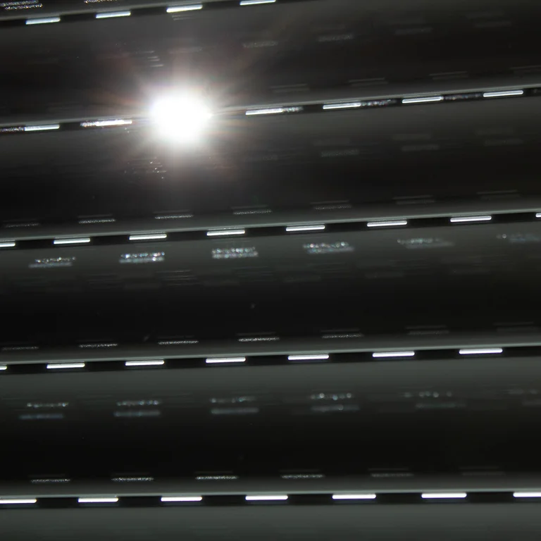 Rollladen mit dunklem Aluminiumpanzer und Lichtschlitzen zur Beschattung und Belüftung