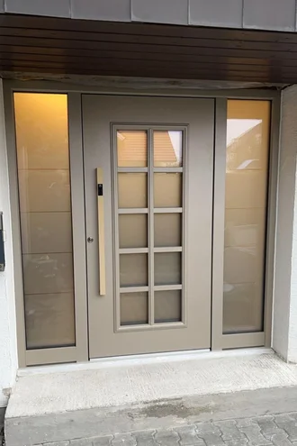 Neue Inotherm-Haustür aus Aluminium – professionelle Haustürmontage mit modernem Design, hoher Sicherheit und optimaler Wärmedämmung für Ihr Zuhause.
