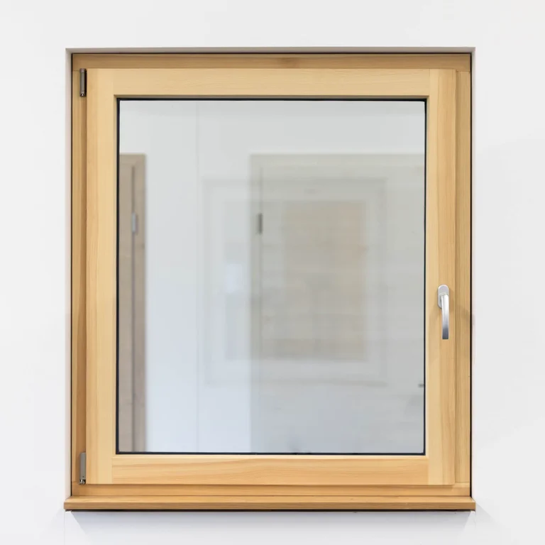 Holz-Aluminium-Fenster mit Holzrahmen innen und weißem Fensterflügel in der Ausstellung