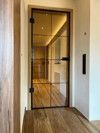 Glastüre im Lofttüren-Stil mit Umfassungszarge in Echt Eiche und Echtholz