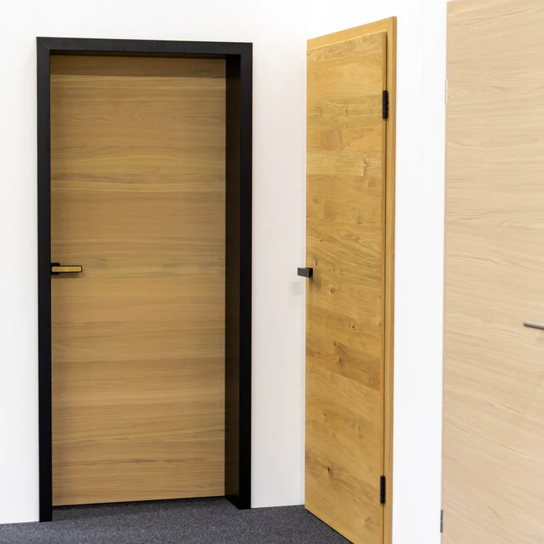 Zimmertür in Holzoptik mit schwarzem Griff in der Rehklau Ausstellung