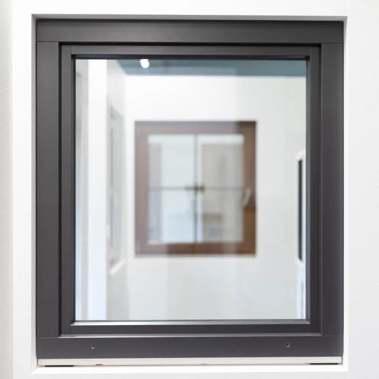 Kunststoff-Aluminium-Fenster mit dunklem Rahmen und weißem Innenflügel